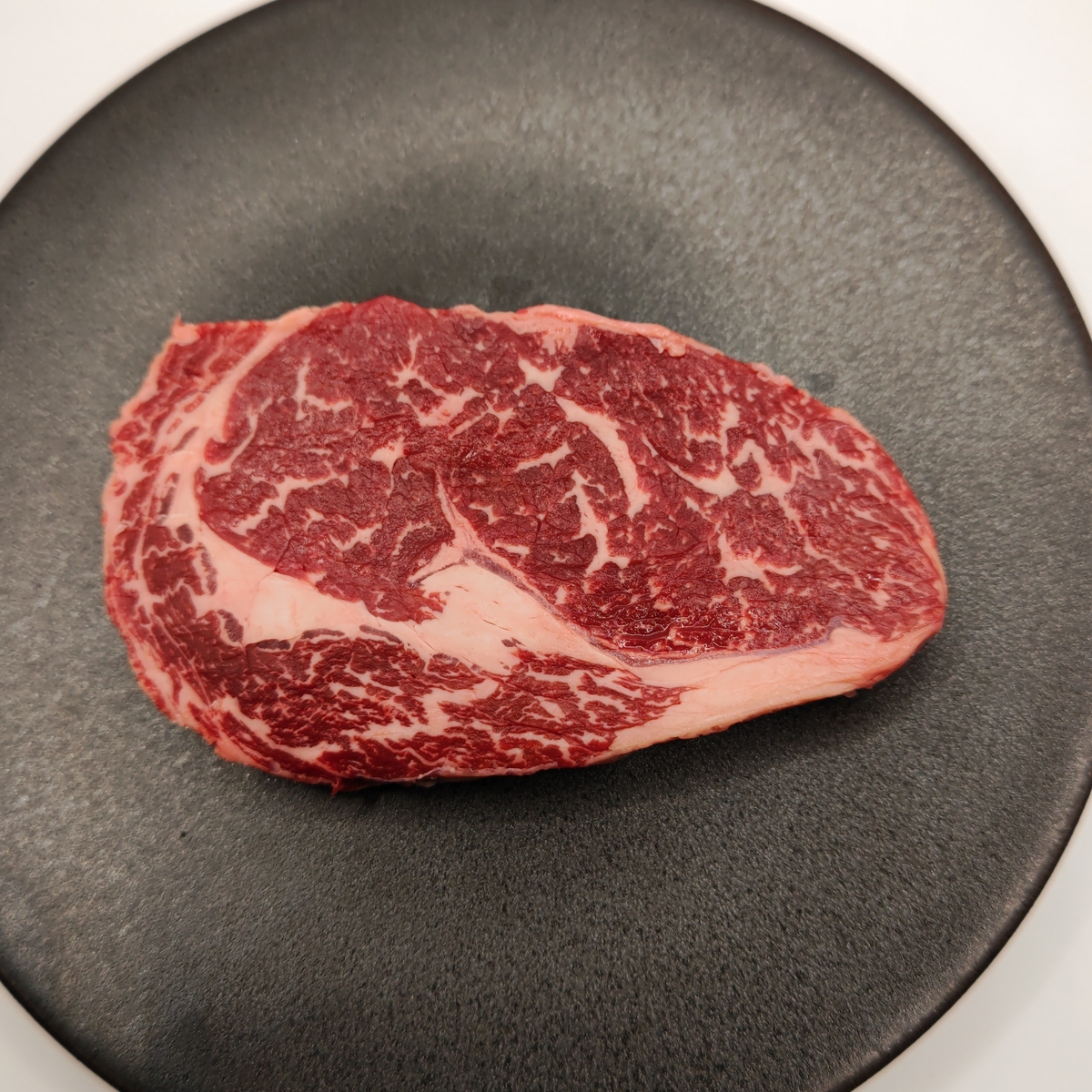 NZ産放牧牧草牛<BR>リブロース肉ステーキ用220g<BR>✨黒毛和牛に近く程よいサシあり