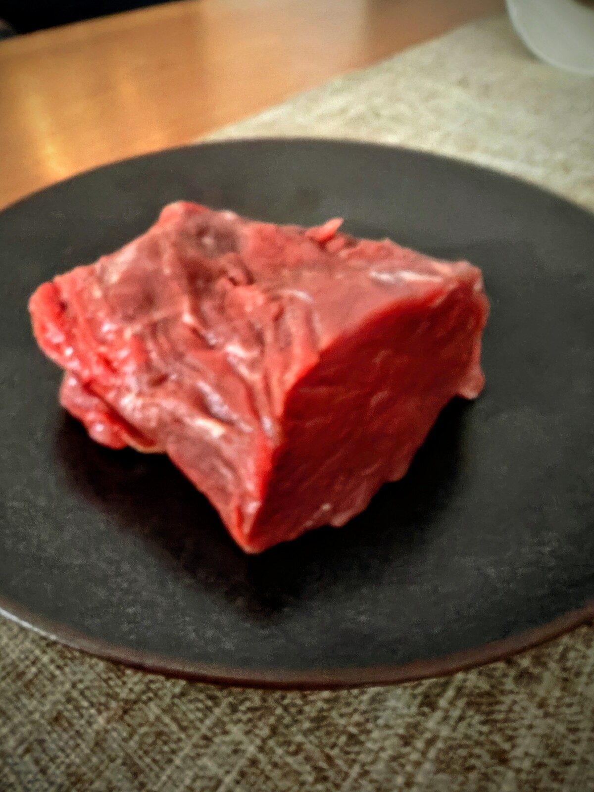 NZ産放牧牧草牛 ランプ肉ブロック200g<BR>ロースト、ステーキ、焼肉用<BR>牧草牛ブランド！シルヴァーファンファーム社<BR>最上級ランク『パスチャーフェッド』<BR>✨硬すぎない.脂がまったく無い、これぞ赤身肉の代表選手！<BR>