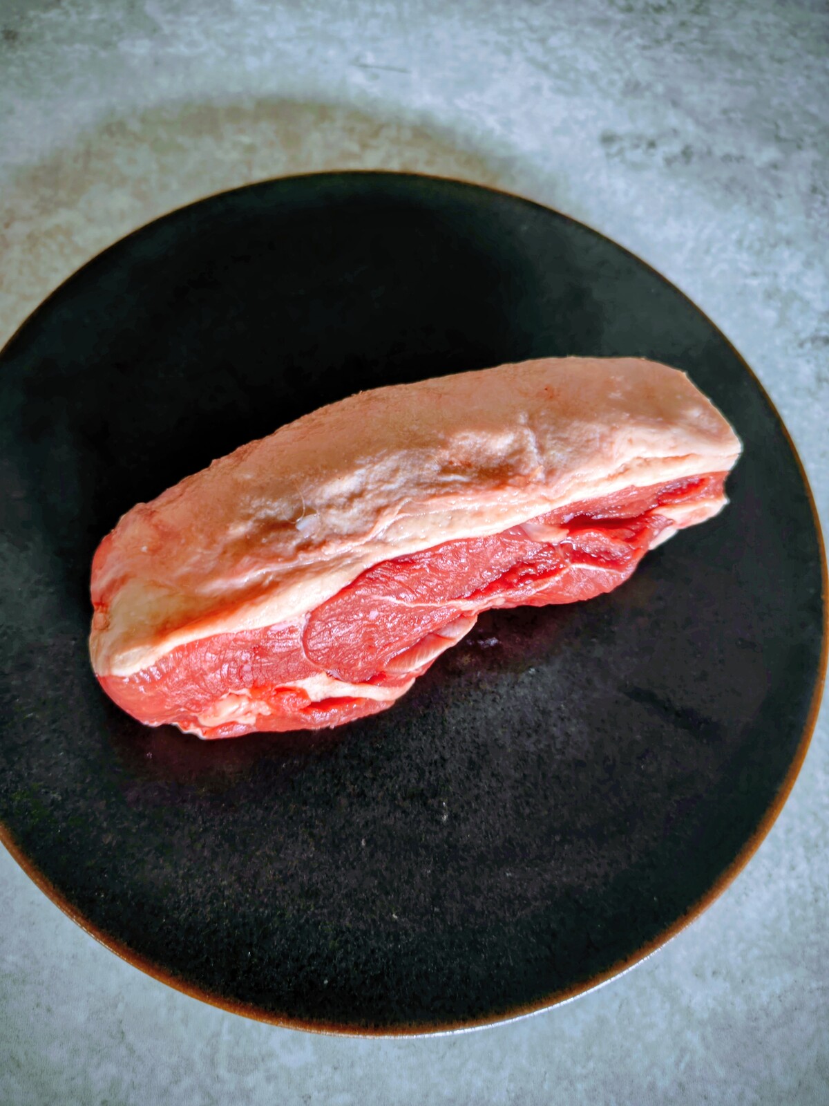 NZ産放牧牧草飼育ラム　ランプ肉ブロック300g<BR>安全基準の高いブランド『シルヴァーファンファーム社』<BR>⭐焼肉、ステーキ、ロースト、炒め物など、どんな調理にも向いてます！